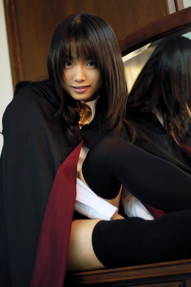 コスプレイヤー 松永亜矢香 絶対領域から見える太ももがエロい 『ゼロの使い魔』 ルイズのコスプレ画像