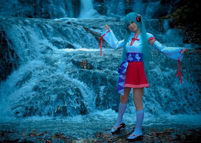 コスプレイヤー アゲハ ミニスカの巫女服にハイソックスがエロい 初音ミクの巫女コスプレ画像