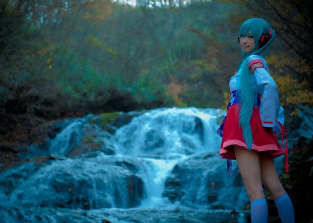 コスプレイヤー アゲハ ミニスカの巫女服にハイソックスがエロい 初音ミクの巫女コスプレ画像