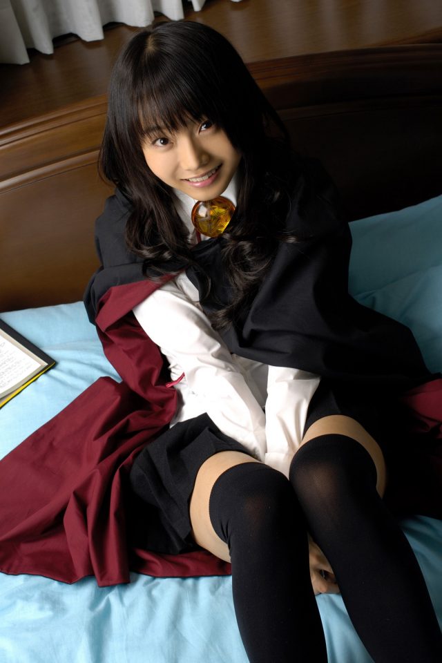 コスプレイヤー 松永亜矢香 絶対領域から見える太ももがエロい 『ゼロの使い魔』 ルイズのコスプレ画像