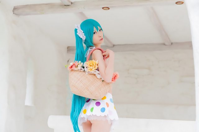 コスプレイヤー アゲハ カラフルな水玉のビキニ水着がエロい 『初音ミク』 ビキニ水着のコスプレ画像