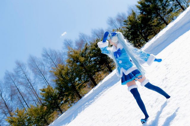 コスプレイヤー アゲハ ミニスカにニーハイ風のロングブーツがエロい 『初音ミク』 雪ミクのコスプレ画像