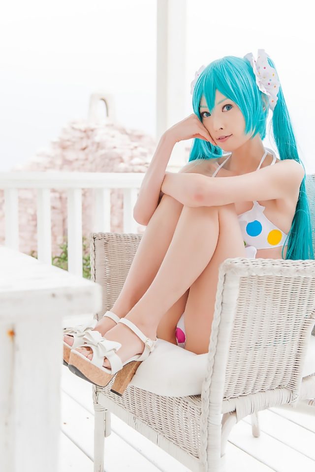 コスプレイヤー アゲハ カラフルな水玉のビキニ水着がエロい 『初音ミク』 ビキニ水着のコスプレ画像