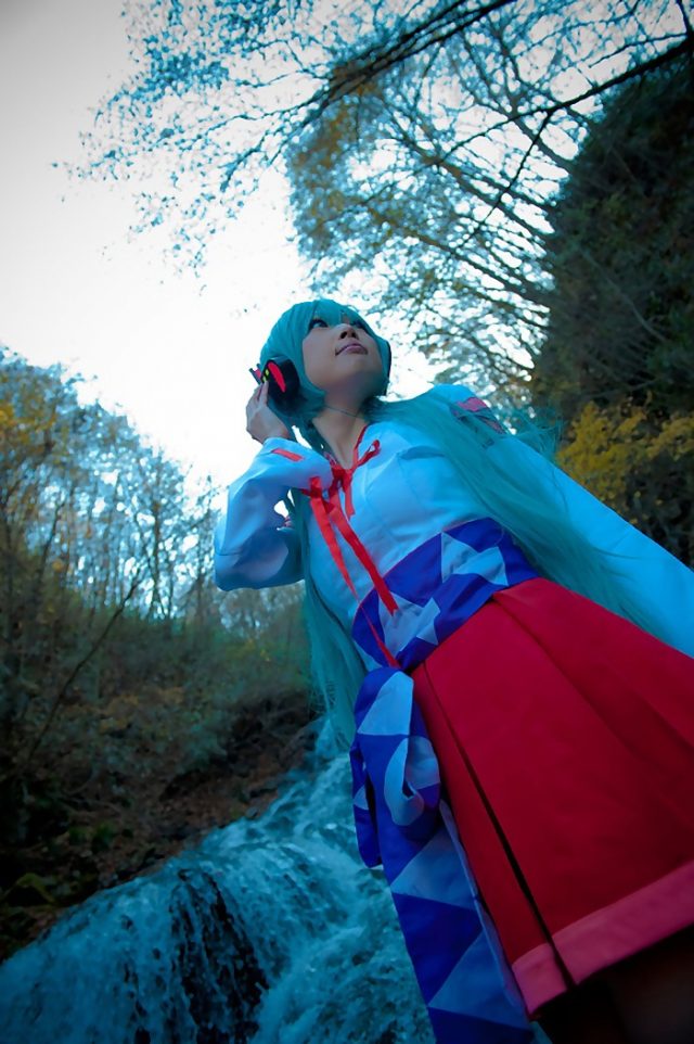 コスプレイヤー アゲハ ミニスカの巫女服にハイソックスがエロい 初音ミクの巫女コスプレ画像