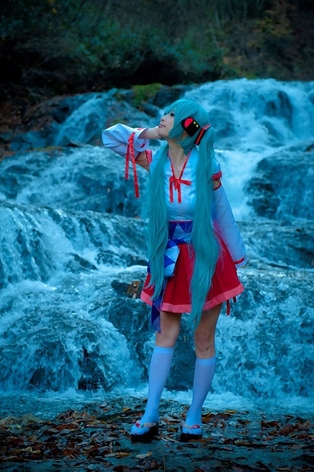 コスプレイヤー アゲハ ミニスカの巫女服にハイソックスがエロい 初音ミクの巫女コスプレ画像