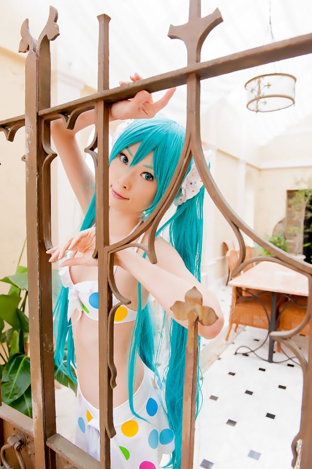 コスプレイヤー アゲハ カラフルな水玉のビキニ水着がエロい 『初音ミク』 ビキニ水着のコスプレ画像