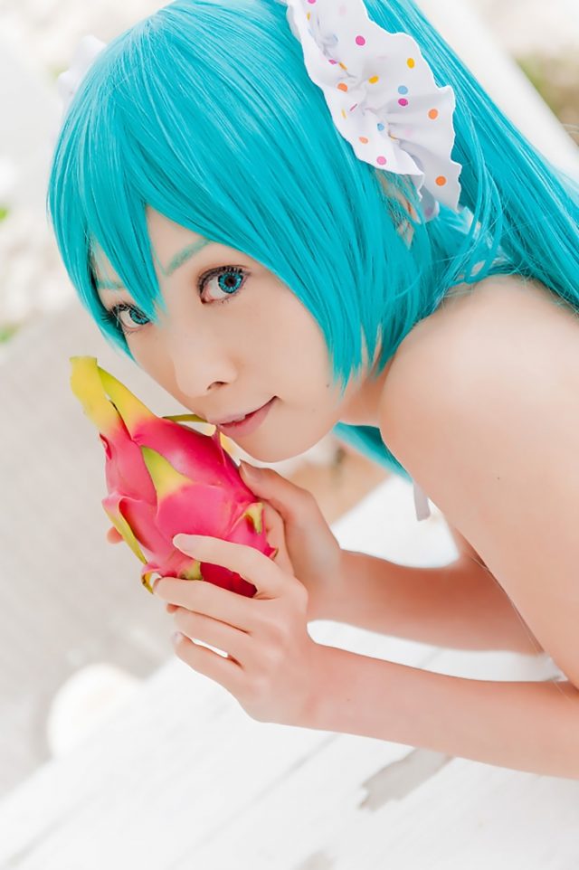 コスプレイヤー アゲハ カラフルな水玉のビキニ水着がエロい 『初音ミク』 ビキニ水着のコスプレ画像