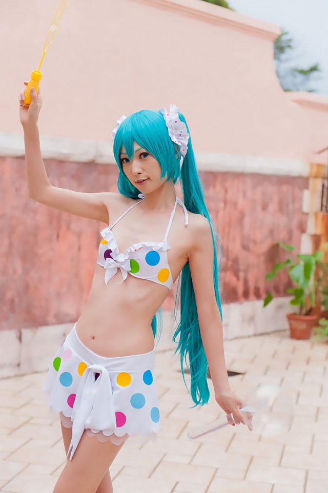 コスプレイヤー アゲハ カラフルな水玉のビキニ水着がエロい 『初音ミク』 ビキニ水着のコスプレ画像