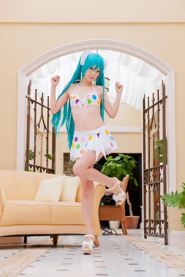 コスプレイヤー アゲハ カラフルな水玉のビキニ水着がエロい 『初音ミク』 ビキニ水着のコスプレ画像