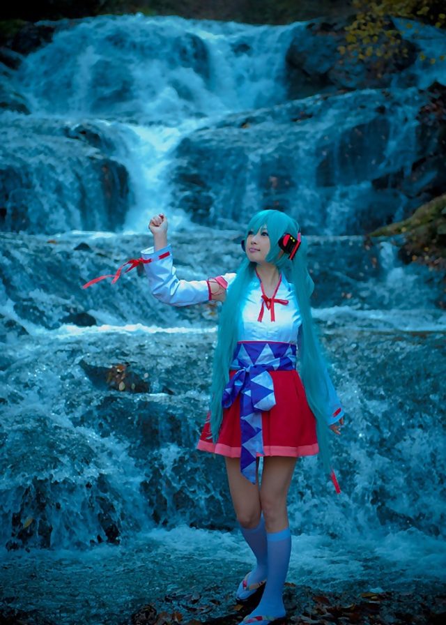 コスプレイヤー アゲハ ミニスカの巫女服にハイソックスがエロい 初音ミクの巫女コスプレ画像