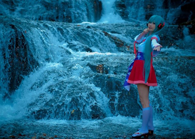 コスプレイヤー アゲハ ミニスカの巫女服にハイソックスがエロい 初音ミクの巫女コスプレ画像