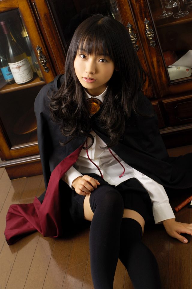 コスプレイヤー 松永亜矢香 絶対領域から見える太ももがエロい 『ゼロの使い魔』 ルイズのコスプレ画像