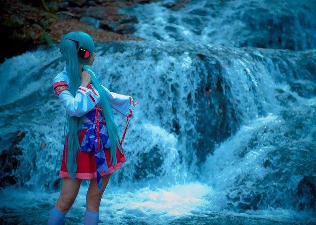 コスプレイヤー アゲハ ミニスカの巫女服にハイソックスがエロい 初音ミクの巫女コスプレ画像