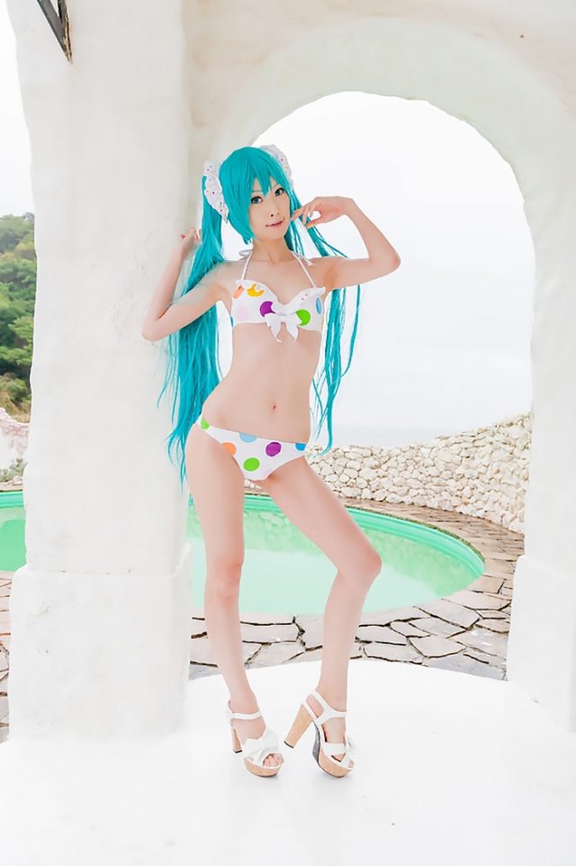 コスプレイヤー アゲハ カラフルな水玉のビキニ水着がエロい 『初音ミク』 ビキニ水着のコスプレ画像