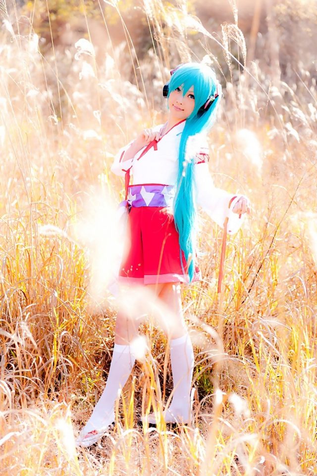 コスプレイヤー アゲハ ミニスカの巫女服にハイソックスがエロい 初音ミクの巫女コスプレ画像