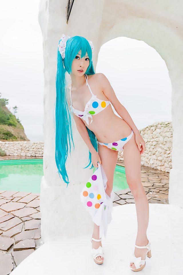 コスプレイヤー アゲハ カラフルな水玉のビキニ水着がエロい 『初音ミク』 ビキニ水着のコスプレ画像