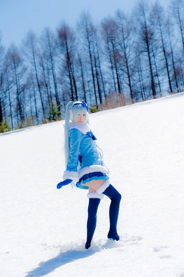 コスプレイヤー アゲハ ミニスカにニーハイ風のロングブーツがエロい 『初音ミク』 雪ミクのコスプレ画像