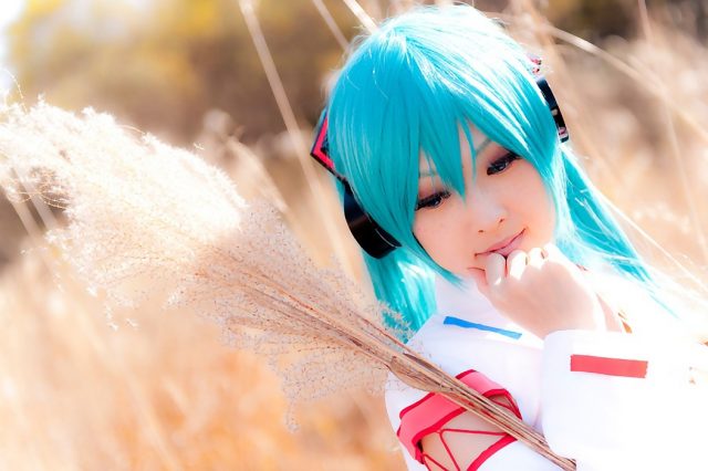 コスプレイヤー アゲハ ミニスカの巫女服にハイソックスがエロい 初音ミクの巫女コスプレ画像