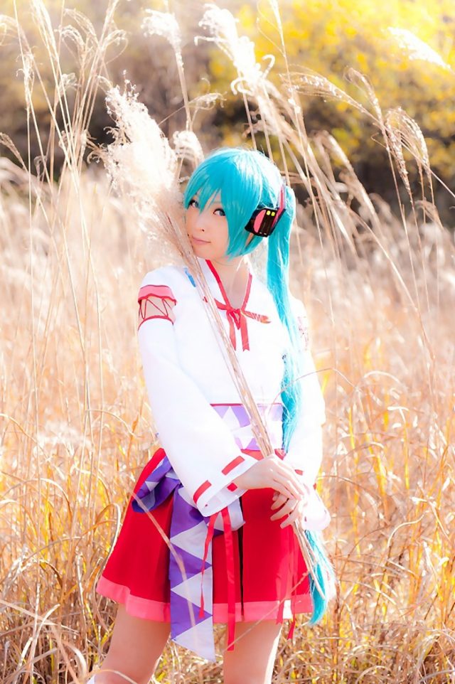 コスプレイヤー アゲハ ミニスカの巫女服にハイソックスがエロい 初音ミクの巫女コスプレ画像