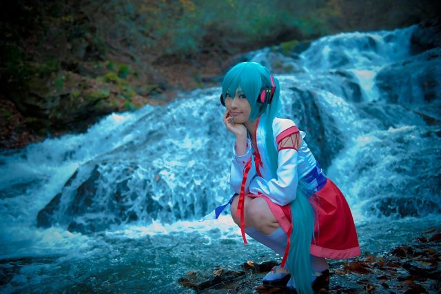 コスプレイヤー アゲハ ミニスカの巫女服にハイソックスがエロい 初音ミクの巫女コスプレ画像