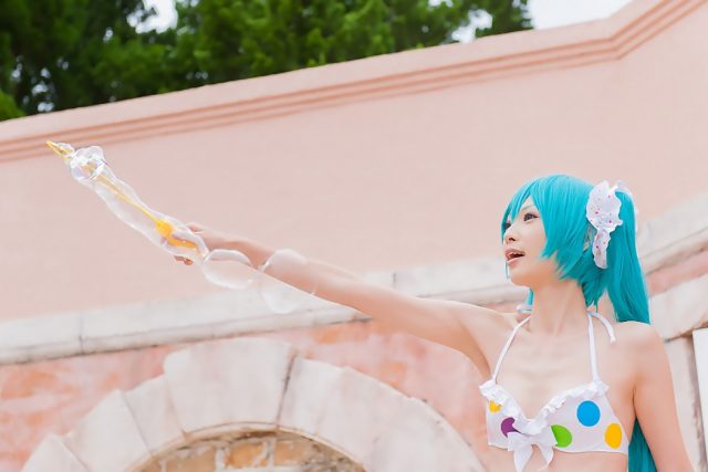 コスプレイヤー アゲハ カラフルな水玉のビキニ水着がエロい 『初音ミク』 ビキニ水着のコスプレ画像