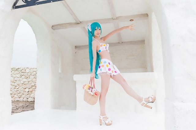 コスプレイヤー アゲハ カラフルな水玉のビキニ水着がエロい 『初音ミク』 ビキニ水着のコスプレ画像