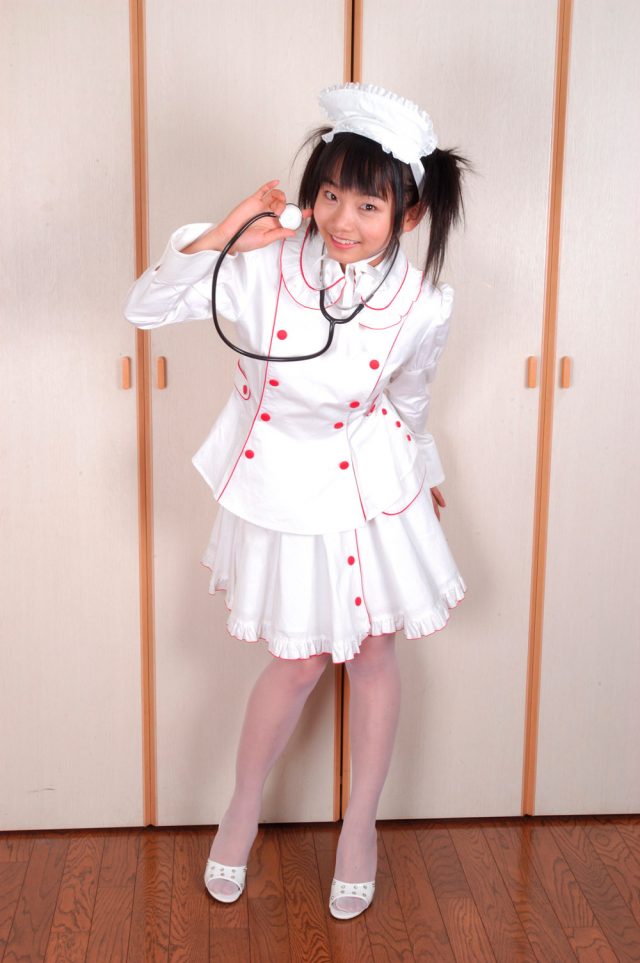 コスプレイヤー 松永亜矢香 白のパンチラに透け透けのニーハイがエロい ナースのコスプレ画像