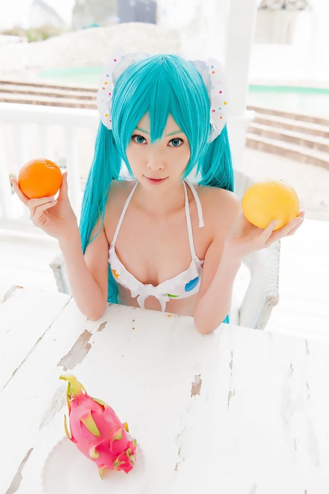 コスプレイヤー アゲハ カラフルな水玉のビキニ水着がエロい 『初音ミク』 ビキニ水着のコスプレ画像