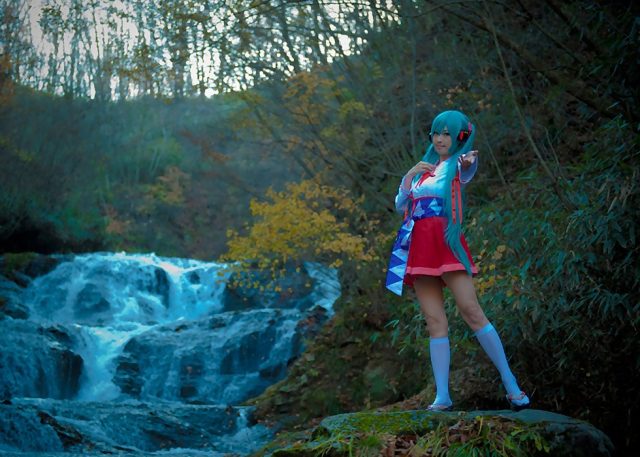 コスプレイヤー アゲハ ミニスカの巫女服にハイソックスがエロい 初音ミクの巫女コスプレ画像
