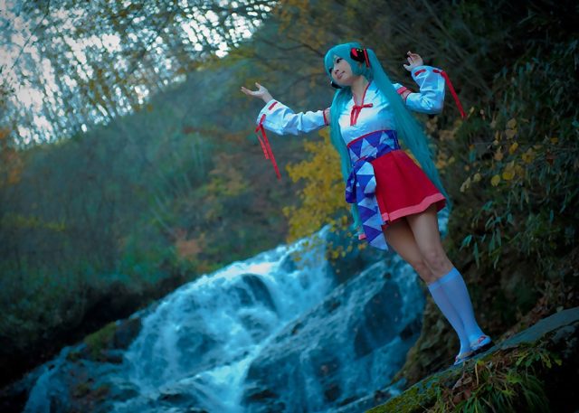 コスプレイヤー アゲハ ミニスカの巫女服にハイソックスがエロい 初音ミクの巫女コスプレ画像