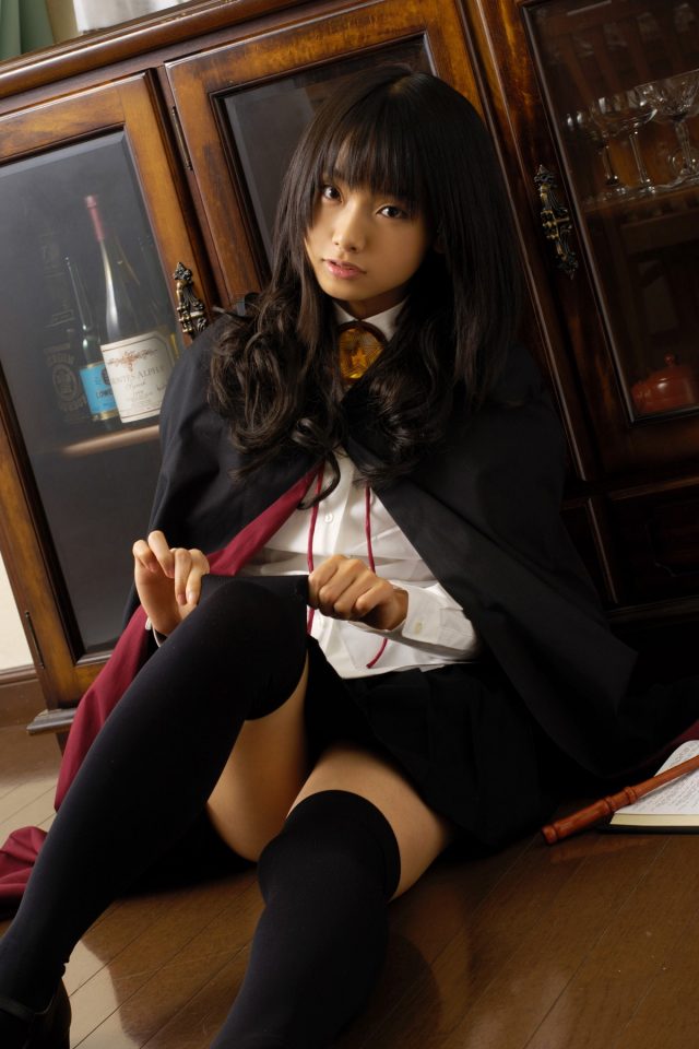 コスプレイヤー 松永亜矢香 絶対領域から見える太ももがエロい 『ゼロの使い魔』 ルイズのコスプレ画像