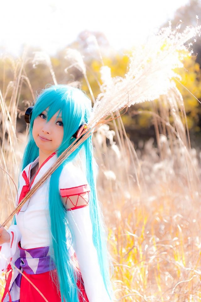 コスプレイヤー アゲハ ミニスカの巫女服にハイソックスがエロい 初音ミクの巫女コスプレ画像