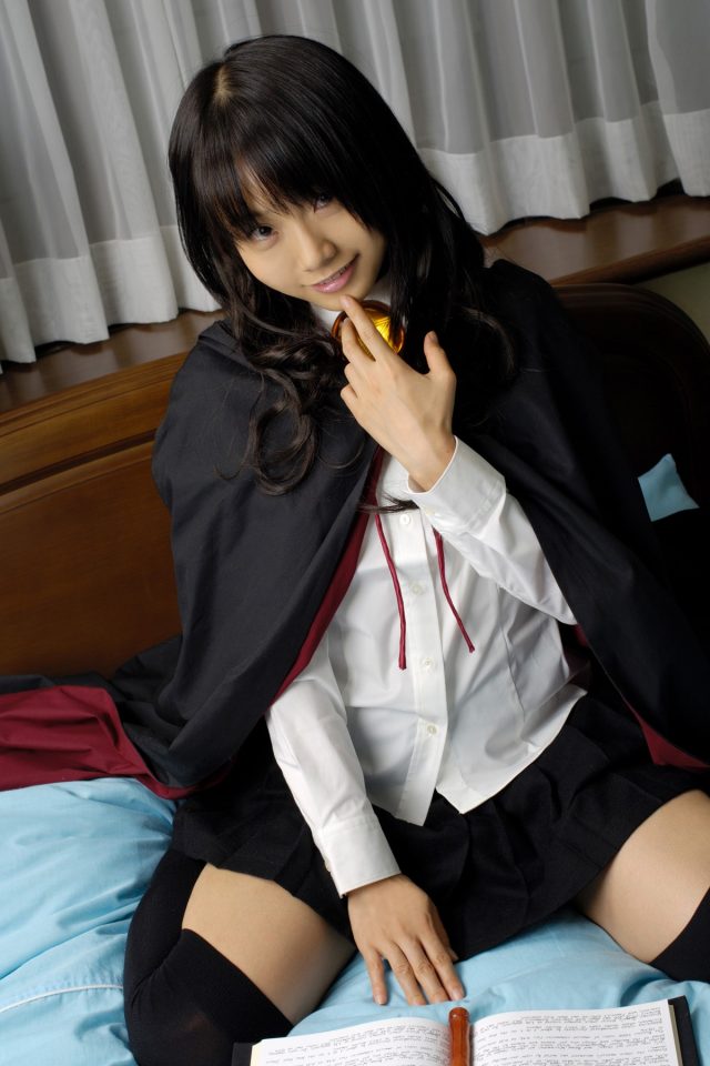 コスプレイヤー 松永亜矢香 絶対領域から見える太ももがエロい 『ゼロの使い魔』 ルイズのコスプレ画像