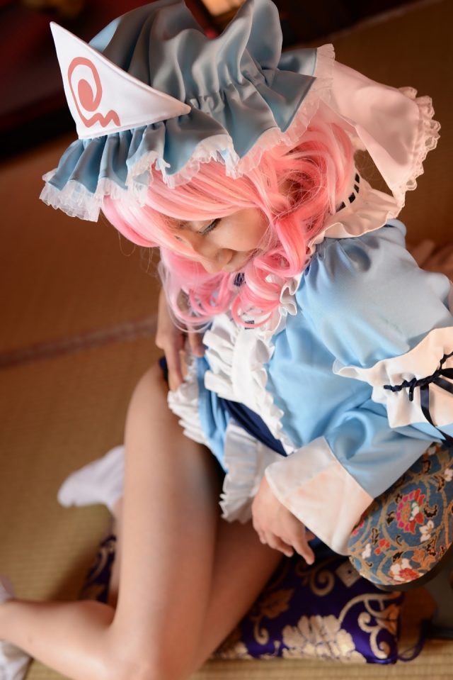 コスプレイヤー 叶兎（かなと） 四つん這いでパイパンの無修正マンコや足コキポーズがエロい 『東方project』 西行寺幽々子（さいぎょうじゆゆこ）のコスプレ画像