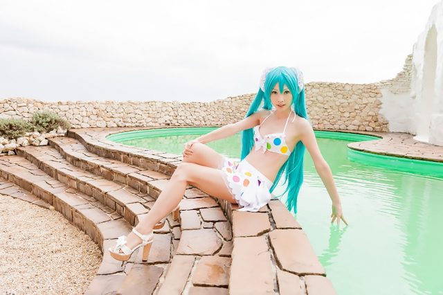コスプレイヤー アゲハ カラフルな水玉のビキニ水着がエロい 『初音ミク』 ビキニ水着のコスプレ画像