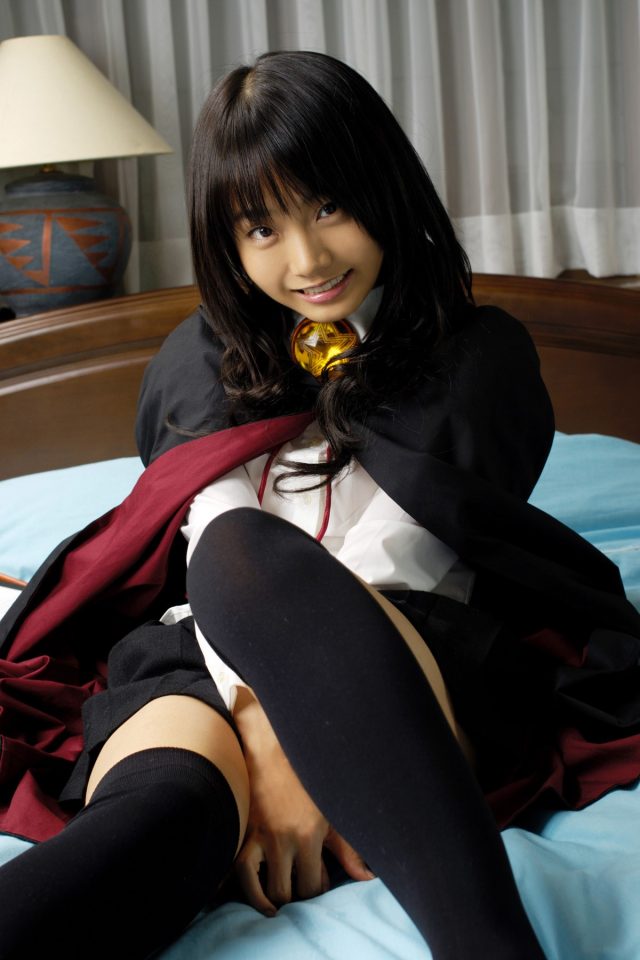 コスプレイヤー 松永亜矢香 絶対領域から見える太ももがエロい 『ゼロの使い魔』 ルイズのコスプレ画像