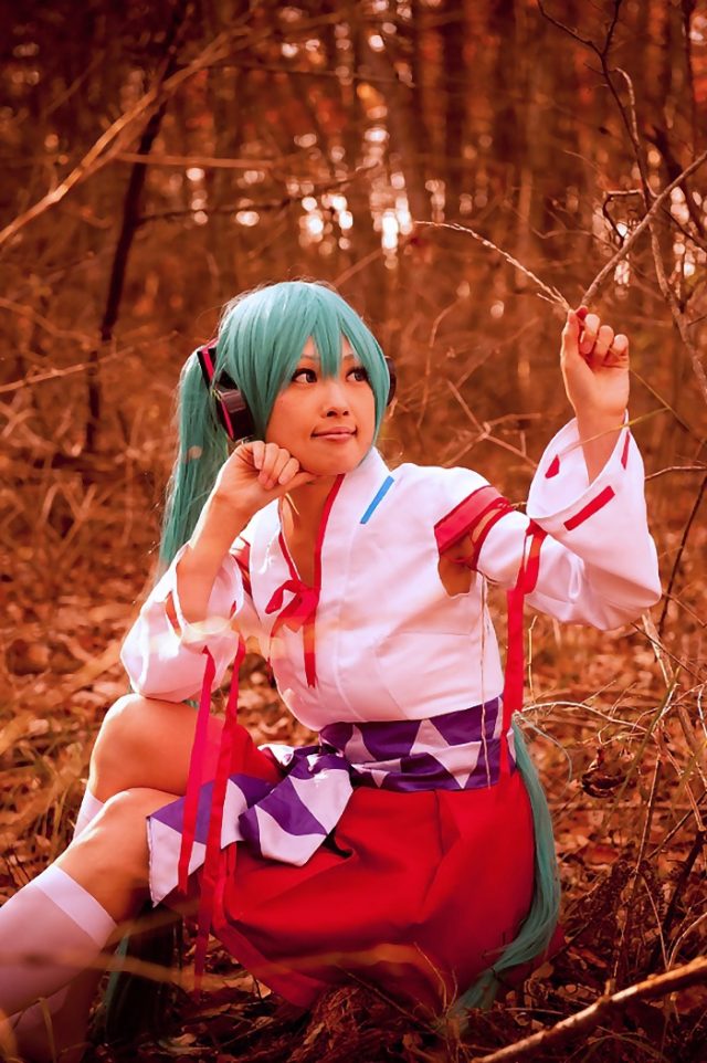 コスプレイヤー アゲハ ミニスカの巫女服にハイソックスがエロい 初音ミクの巫女コスプレ画像