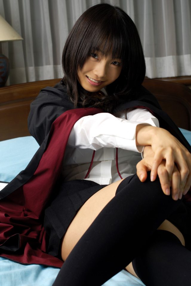 コスプレイヤー 松永亜矢香 絶対領域から見える太ももがエロい 『ゼロの使い魔』 ルイズのコスプレ画像