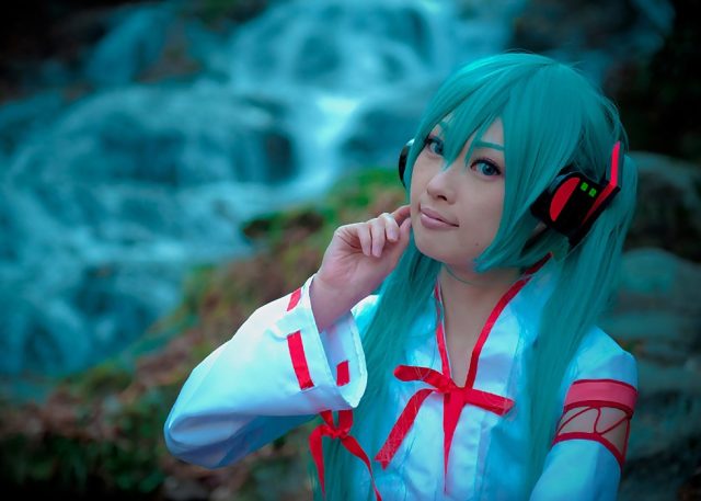 コスプレイヤー アゲハ ミニスカの巫女服にハイソックスがエロい 初音ミクの巫女コスプレ画像