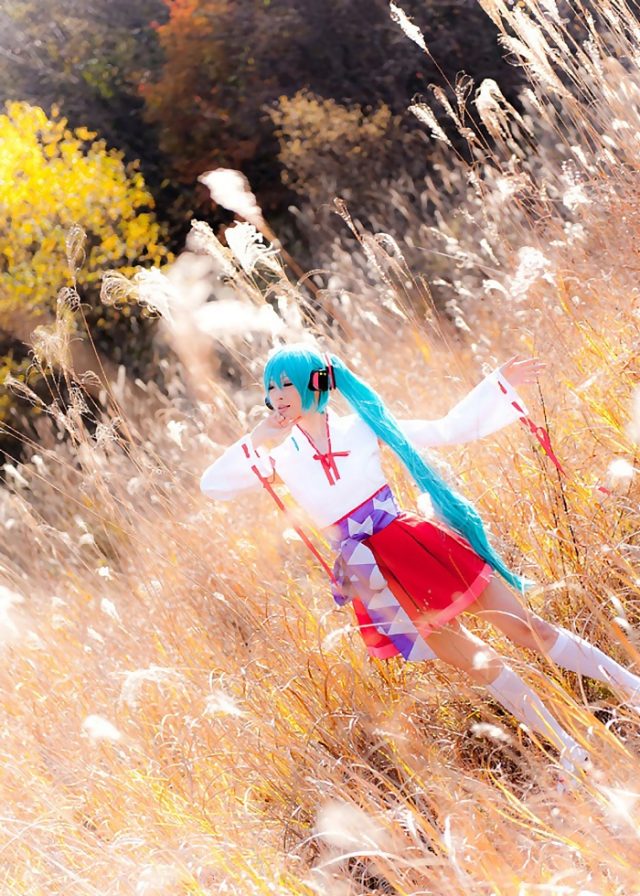 コスプレイヤー アゲハ ミニスカの巫女服にハイソックスがエロい 初音ミクの巫女コスプレ画像