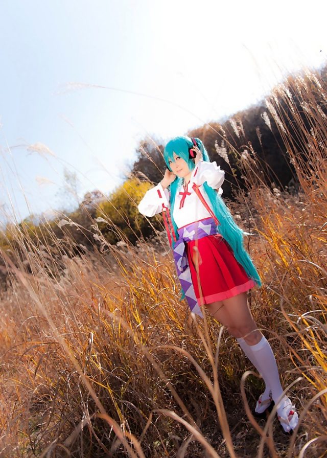 コスプレイヤー アゲハ ミニスカの巫女服にハイソックスがエロい 初音ミクの巫女コスプレ画像