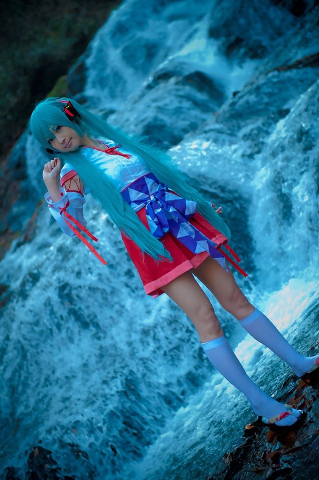 コスプレイヤー アゲハ ミニスカの巫女服にハイソックスがエロい 初音ミクの巫女コスプレ画像