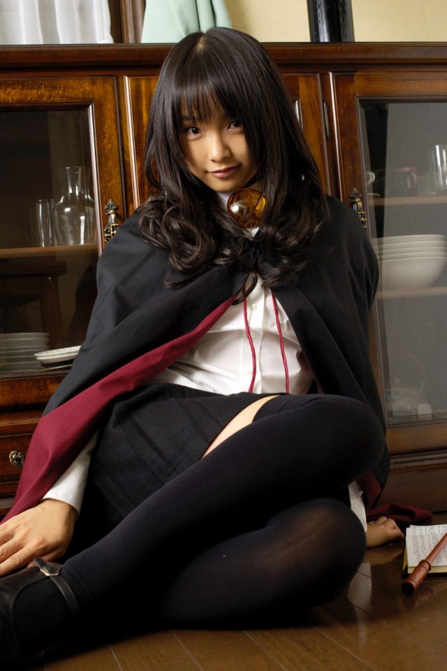 コスプレイヤー 松永亜矢香 絶対領域から見える太ももがエロい 『ゼロの使い魔』 ルイズのコスプレ画像