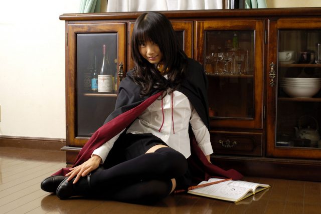 コスプレイヤー 松永亜矢香 絶対領域から見える太ももがエロい 『ゼロの使い魔』 ルイズのコスプレ画像