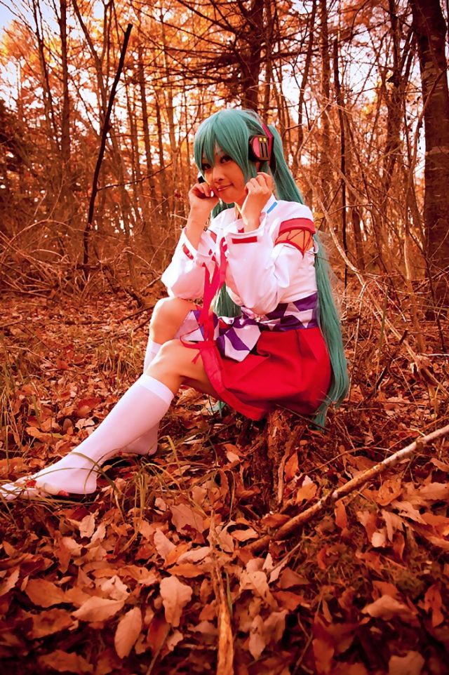 コスプレイヤー アゲハ ミニスカの巫女服にハイソックスがエロい 初音ミクの巫女コスプレ画像