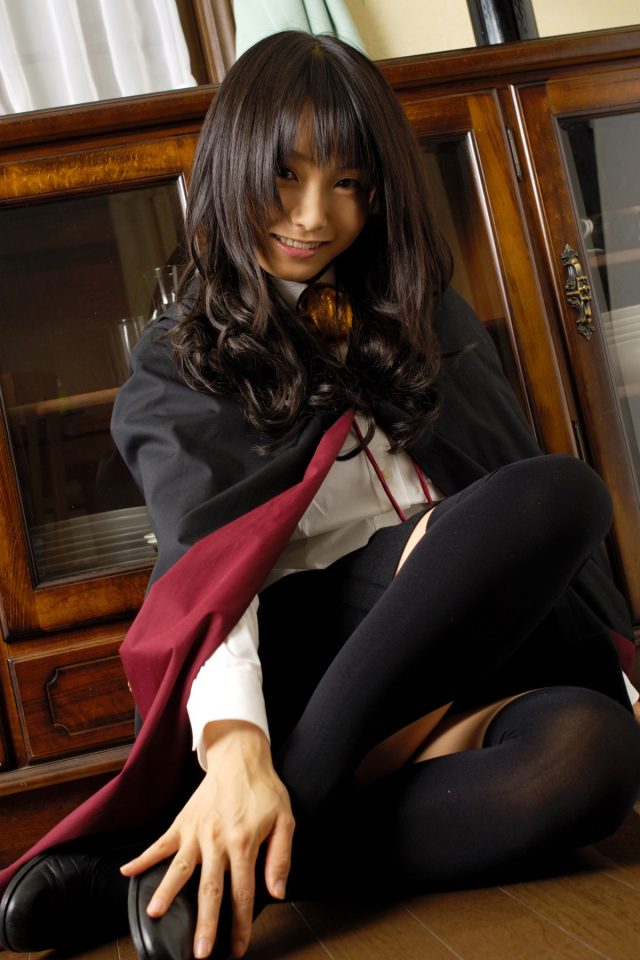 コスプレイヤー 松永亜矢香 絶対領域から見える太ももがエロい 『ゼロの使い魔』 ルイズのコスプレ画像