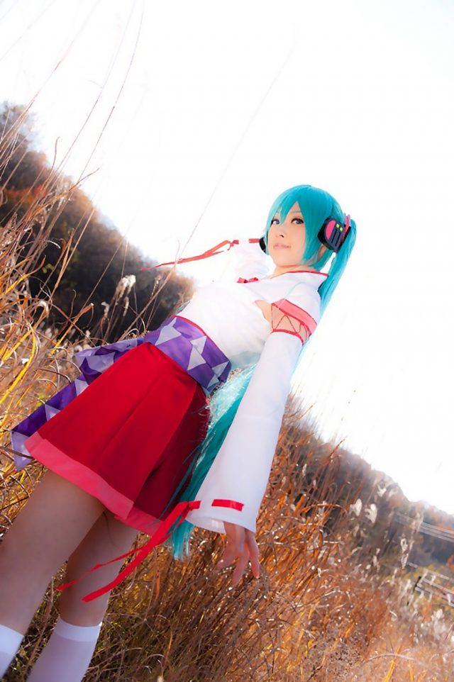 コスプレイヤー アゲハ ミニスカの巫女服にハイソックスがエロい 初音ミクの巫女コスプレ画像