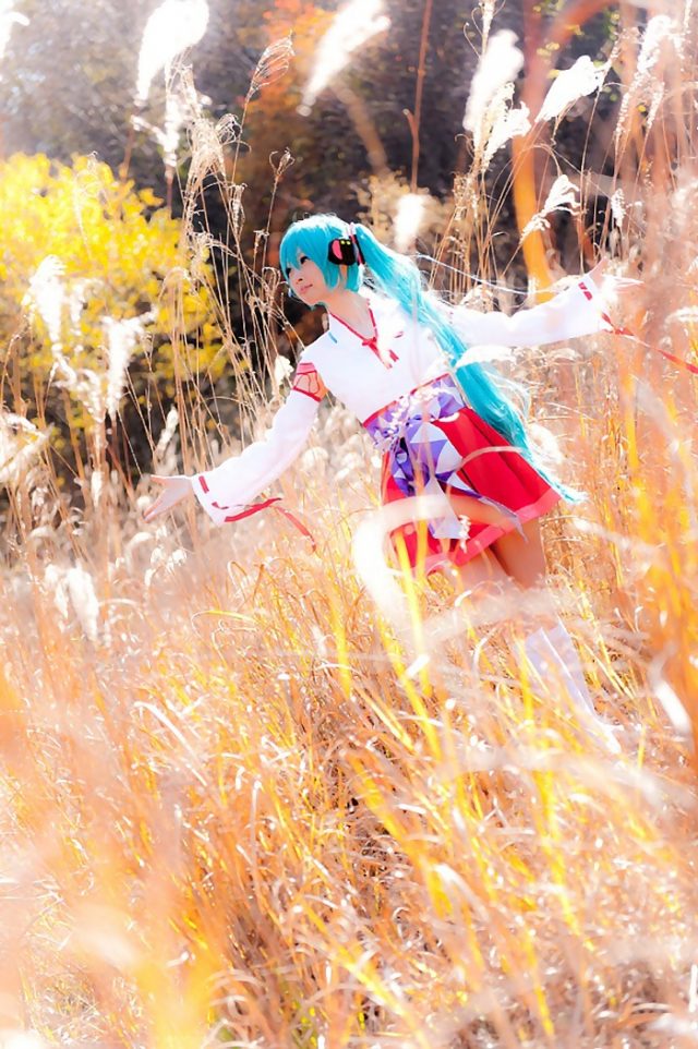 コスプレイヤー アゲハ ミニスカの巫女服にハイソックスがエロい 初音ミクの巫女コスプレ画像