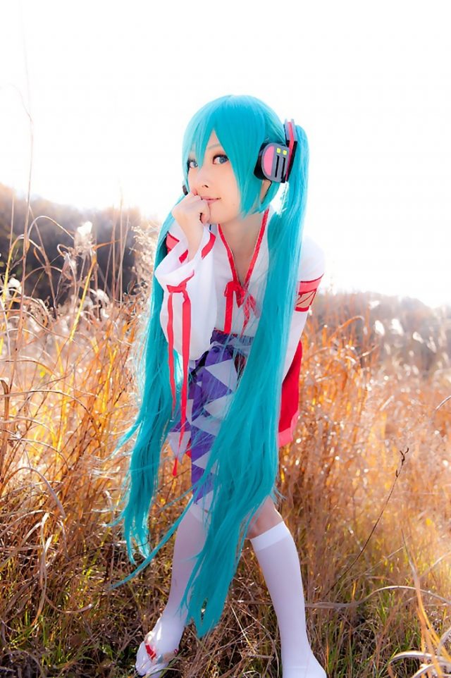 コスプレイヤー アゲハ ミニスカの巫女服にハイソックスがエロい 初音ミクの巫女コスプレ画像