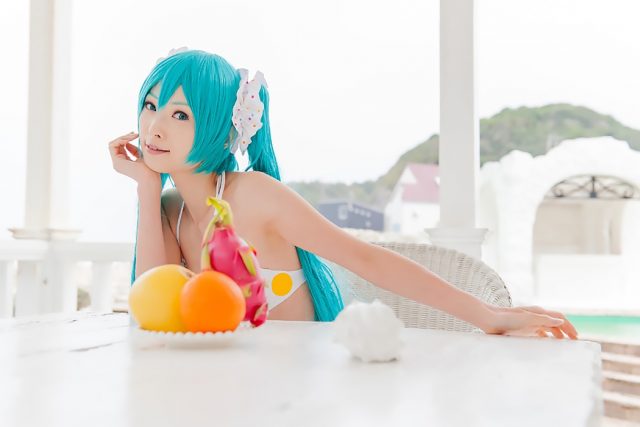 コスプレイヤー アゲハ カラフルな水玉のビキニ水着がエロい 『初音ミク』 ビキニ水着のコスプレ画像